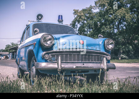 Budapest, Hongrie - le 18 juin 2013 : Ancien régime soviétique, russe Moskvitch 407 voiture de police debout à côté de la route. Banque D'Images