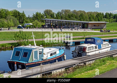 Le Plaza Café avec des bateaux dans le canal à l'hélice dans le parc près de Falkirk en Écosse Grangemount UK Banque D'Images