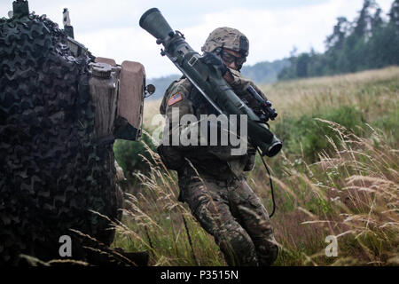 La CPS. Raymond Badillo, San Antonio, Texas, natif de fantassin avec 1er Escadron, 2e régiment de cavalerie, existe un véhicule blindé intérimaire 'Stryker" au cours d'un exercice multinational de formation pour Puma 2 Groupe de combat avec la Pologne à Bemowo Piskie Domaine de formation, la Pologne le 14 juin 2018 dans le cadre de la grève 18 Sabre. L'exercice de cette année, qui se déroulera du 3 au 15 juin, des tests des alliés et des partenaires de 19 pays sur la capacité de travailler ensemble pour prévenir les agressions dans la région et d'améliorer la capacité de chaque unité d'effectuer leur mission. (U.S. Photo de l'armée par la CPS. Hubert D. Delany III /22e Pu Mobile Banque D'Images