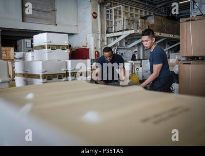 180615-N-AH771-0040 U.S. 5ÈME ZONE DES OPÉRATIONS DE LA FLOTTE (15 juin 2018) Spécialiste en logistique Seaman Anthony Wallace, de Los Angeles, (à gauche) et spécialiste en logistique 2e classe Jude Torreta de Puyallup dans, organiser des conteneurs d'expédition dans la zone de la classe Wasp-navire d'assaut amphibie USS Iwo Jima (DG 7), le 15 juin 2018. Iwo Jima, homeported à Mayport, en Floride, est le déploiement de la 5e flotte américaine zone d'opérations à l'appui d'opérations de sécurité maritime de rassurer les alliés et partenaires, et de préserver la liberté de navigation et la libre circulation du commerce dans la région. (U.S. Banque D'Images