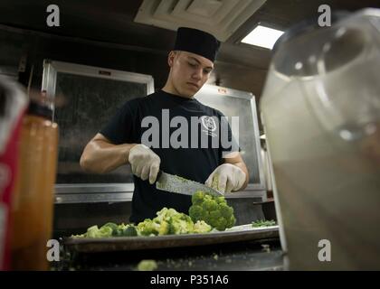 180615-N-AH771-0049 U.S. 5ÈME ZONE DES OPÉRATIONS DE LA FLOTTE (15 juin 2018) Spécialiste culinaire Seaman Jake Dinger, de Patterson, en Louisiane, coupe le brocoli dans la cuisine à bord de la classe Wasp-navire d'assaut amphibie USS Iwo Jima (DG 7), le 15 juin 2018. Iwo Jima, homeported à Mayport, en Floride, est le déploiement de la 5e flotte américaine zone d'opérations à l'appui d'opérations de sécurité maritime de rassurer les alliés et partenaires, et de préserver la liberté de navigation et la libre circulation du commerce dans la région. (U.S. Photo par marine Spécialiste de la communication de masse 3e classe Daniel C./Coxwest) Parution Banque D'Images