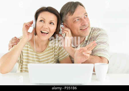 Belle mature couple using laptop Banque D'Images