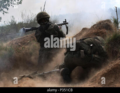 La fumée se dissipe du fourreau d'une roquette RPG-7 launcher instants après qu'il est tiré par un soldat de l'armée polonaise au cours du dernier événement de tir réel de Sabre à la grève 18 Bemowo Piskie Zone de formation, 15 juin 2018. Grève 18 Sabre est la huitième édition de l'armée américaine de longue date par l'Europe de la formation coopérative exercice visant à accroître l'interopérabilité entre les alliés et les partenaires régionaux. (Michigan Army National Guard photo de la CPS. Robert Douglas/ libéré). Banque D'Images