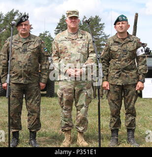 Le général de Jaroslaw Mika, chef d'état-major général des Forces armées polonaises, le Major-général Timothy McGuire, commandant adjoint des Forces terrestres des États-Unis en Europe et Brigue. Le général Jarosław Gromadziński, commandant de la 15e Brigade mécanisée de donner à l'allocution d'ouverture lors d'une conférence de presse au cours de l'événement final de 18 ans à la grève Sabre Bemowo Piskie Domaine de formation, la Pologne le 15 juin 2018. Grève 18 Sabre est la huitième édition de l'armée américaine de longue date par l'Europe de la formation coopérative exercice visant à accroître l'interopérabilité entre les alliés et les partenaires régionaux. (Michigan Army National Guard photo de 1re Banque D'Images