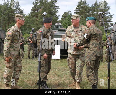 Le lieutenant-colonel Adam Lackey, Battle Group Pologne Commandant, le Major-général Jaroslaw Mika, chef d'état-major général des Forces armées polonaises, le Général Timothy McGuire, commandant adjoint des Forces terrestres des États-Unis en Europe et Brigue. Le général Jarosław Gromadziński, commandant de la 15e Brigade mécanisée de donner à l'allocution d'ouverture lors d'une conférence de presse au cours de l'événement final de 18 ans à la grève Sabre Bemowo Piskie Domaine de formation, la Pologne le 15 juin 2018. Grève 18 Sabre est la huitième édition de l'armée américaine de longue date par l'Europe de la formation coopérative exercice visant à accroître l'interopérabilité entre les alliés et les p Banque D'Images