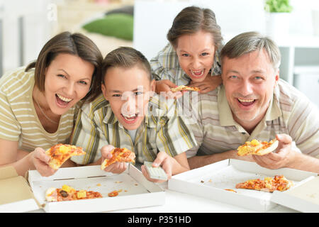 Grande famille heureuse eating pizza Banque D'Images