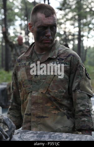 Réserve de l'armée américaine le s.. Derek Hopkins, un scout de cavalerie de Somerset, Kentucky, et le 2e Bataillon du 398th Infantry Regiment, 1ère Brigade, 98e Division de la formation (formation initiale d'activité), 108e commandement de l'instruction (IET), attend les ordonnances qu'il est en concurrence dans le cas de montage/démontage d'armes à l'Armée 2018 Concours meilleur guerrier à Fort Bragg, Caroline du Nord, le 14 juin 2018. Aujourd'hui, des soldats de la réserve de l'armée américaine donne tout ce qu'ils ont passé à pousser leurs limites et pour finir le dernier jour d'événements dans la réserve de l'armée américaine 2018 Concours meilleur guerrier. (U.S. Réserve de l'Armée de phot Banque D'Images