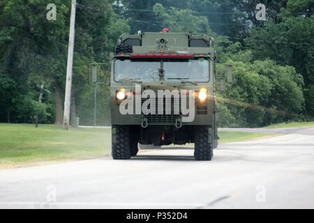 Des soldats à Fort McCoy, Wisconsin (Etats-Unis), pour la formation à la 86e Division de formation Soutien au combat de l'exercice de formation 86-18-04 L'exploitation d'un véhicule militaire sur la zone de cantonnement, le 12 juin 2018, à Fort McCoy, au Wisconsin l'exercice fait partie de la réserve de l'Armée de soutien au combat du programme de formation, ou CPST. Cpst exercices sont grandes, la formation collective des exercices conçus pour l'immerger dans des milieux de formation des unités tactiques que reproduire fidèlement ce qu'ils pourraient rencontrer dans les déploiements opérationnels. La 86e Division de la formation est une organisation de locataires à Fort McCoy. (U.S. Photo de l'Armée de Scott T. Sturkol, Public Banque D'Images