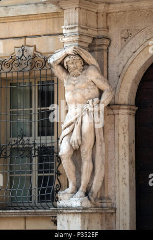 Statue d'Héraclès, à l'entrée de la 18e siècle Palazzo Vescovile (palais des évêques) dans le centre historique de Mantoue Banque D'Images