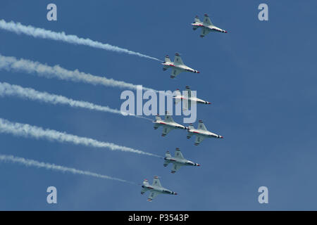 Le Major Scott Petz, Thunderbird 8, et le sergent. Jason Couillard, photojournaliste, effectuer une photo chase mission au cours de la pratique de l'eau et l'air de Chicago Show, 19 août 2016, à Chicago, Illinois (É.-U. Photo de l'Armée de l'air par la Haute Airman Tabatha McCarthy) Banque D'Images