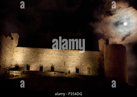 Château de Harlech dans moonlight nuageux Banque D'Images