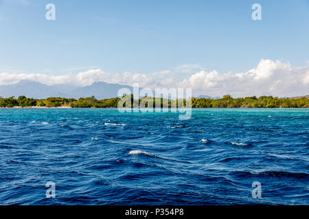 Environs de Menjangan Island, l'ouest de Bali, Indonésie. Seascape, de l'océan Indien, l'eau, nuages. Banque D'Images