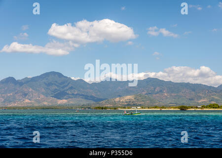 Environs de Menjangan Island, l'ouest de Bali, Indonésie. Seascape, de l'océan Indien, l'eau, nuages. Banque D'Images