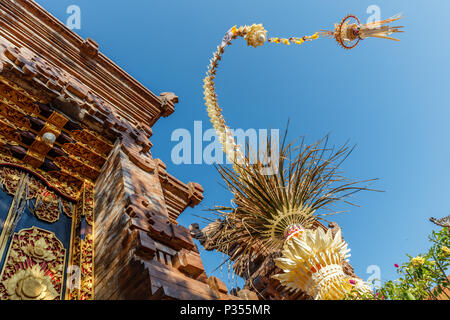 Penjor pole près de temple hindou Balinais, Galungan célébration, l'île de Bali, Indonésie. Banque D'Images