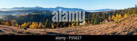 Matin pentes des montagnes des Carpates (Yablunytsia village, Ivano-Frankivsk, Ukraine). Automne paysage rural. Trois coups de croix Haute-rés. Banque D'Images