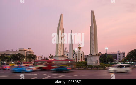 La vitesse de circulation de Bangkok depuis le Monument de la démocratie au crépuscule Banque D'Images