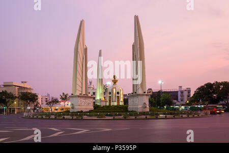 La vitesse de circulation de Bangkok depuis le Monument de la démocratie au crépuscule Banque D'Images