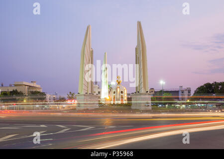 La vitesse de circulation de Bangkok depuis le Monument de la démocratie au crépuscule Banque D'Images