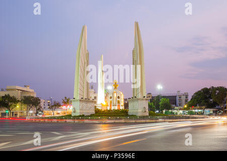 La vitesse de circulation de Bangkok depuis le Monument de la démocratie au crépuscule Banque D'Images