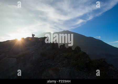 Les randonneurs à pied le long du bord de la cratère du volcan Ijen à Java, Indonésie Banque D'Images