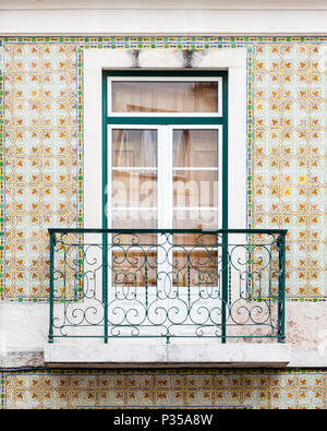 Un mur carrelé mosaïque typique et balcon à Lisbonne, Portugal. Banque D'Images