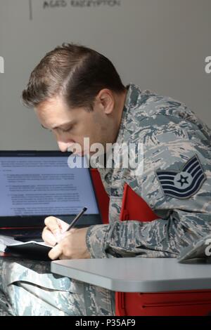 U.s. Air Force Tech. Le Sgt. Jason G. Scott, affecté à la 835th Escadron Opérations cybernétiques, les études l'exercice matériel durant le premier jour de la Cyber 2018 X-Games, hébergé par la Réserve de l'Armée de Cyber Operations Group (ARCOG), 335e la commande Signal Theatre et l'Université du Texas à San Antonio (UTSA), le 12 juin à l'UTSA. Le Cyber X-Games est un exercice de cinq jours animé par le milieu universitaire et militaire composé de partenariats et de reconnaissance de l'enquête de l'environnement cybernétique, injecter de la détection et de l'intervention et de vivre de l'agrégation de rouge/bleu. (U.S. Photos de l'armée par le Sgt. Erick Yates) Banque D'Images