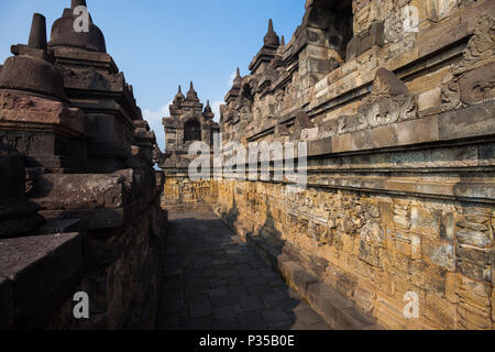 Élaborer des reliefs sur les murs du temple de Borobudur, à Java, en Indonésie Banque D'Images