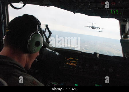 Le major Britton Komine, 204e Escadron de transport aérien, pilote vole en formation de quatre C-17 Globemaster III au cours de l'effort de grève à baïonnette 12 juin 2018, près de la Casa de Campo, Saragosse, Espagne. C-17 cargo) de l'Air Mobility Command, New York Air National Guard de l'OTAN et le Heavy Airlift Wing à Papa Air Base, la Hongrie a fourni soutien aérien pour l'armée américaine 1er bataillon du 503e Régiment d'infanterie, 173e Brigade aéroportée et d'autres forces multinationales. L'opération a été une exigence de formation pour les soldats, les qualifiant d'assembler et déployer rapidement partout où je Banque D'Images