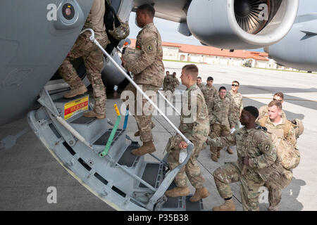 Des soldats du 1er bataillon du 503e Régiment d'infanterie, 173e Brigade aéroportée à bord d'un C-17 Globemaster III du 204e Escadron de transport aérien au cours de l'effort de grève à baïonnette, le 13 juin 2018, à la base aérienne d'Aviano, en Italie. Soldats et sept véhicules ont été transportés à Casa de Campo, Zaragoza, Espagne, suite à une opération de l'entrée forcée. La formation était axée sur l'amélioration de normes de fonctionnement avec l'OTAN et d'autres avions de l'Air Mobility Command ainsi que le développement des compétences techniques. (U.S. Photo de la Garde nationale aérienne Aviateur John Senior Linzmeier) Banque D'Images