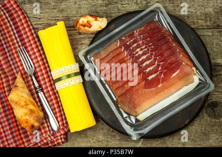 Émincé de jambon forêt noire allemande avec des tranches de pain ciabatta. Tranches de jambon fumé et jambon ou du prosciutto avec schwarzwald. La cuisine allemande traditionnelle Banque D'Images