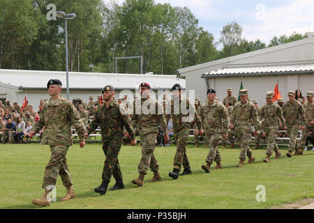 Haut de soldats de la promotion de l'Académie des sous-officiers de l'Armée 7e Entrez le domaine pour recevoir leur prix lors de la cérémonie de remise des diplômes à Grafenwoehr, Allemagne, le 15 juin 2018. Banque D'Images