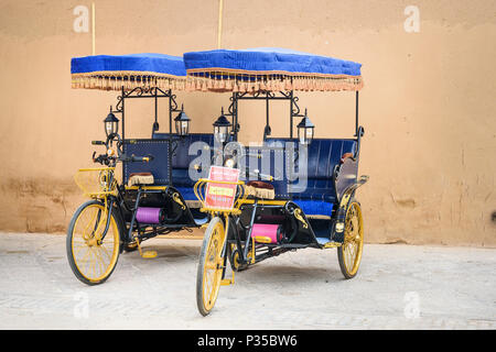 Yazd, Iran - Mars 23, 2018 : vélo avec transport, près de Trishaw wall dans la rue dans la vieille ville Banque D'Images