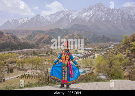 Costume traditionnel de la minorité ethnique Yugur, Mati, Gansu, Chine Le Si Banque D'Images