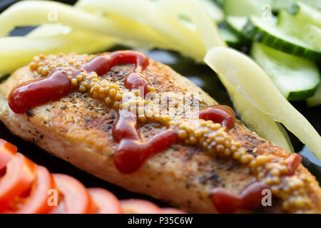 Poulet frais steak au poivre, l'oignon et les tomates sur la plaque libre Banque D'Images