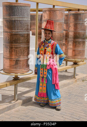 Costume traditionnel de la minorité ethnique Yugur, Mati, Gansu, Chine Le Si Banque D'Images