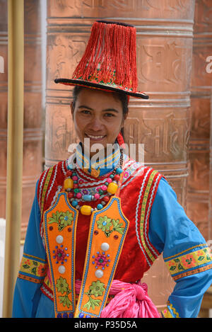 Costume traditionnel de la minorité ethnique Yugur, Mati, Gansu, Chine Le Si Banque D'Images