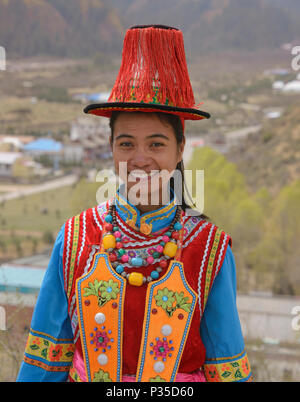 Costume traditionnel de la minorité ethnique Yugur, Mati, Gansu, Chine Le Si Banque D'Images