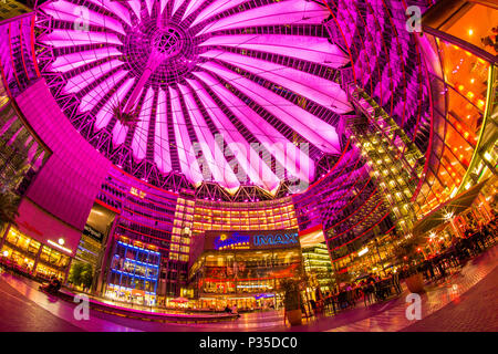 Berlin, Allemagne, 13 mai 2016 : les personnes ayant une promenade sous les couleurs changeantes du Sony Center building complexe à la Potsdamer Platz Banque D'Images