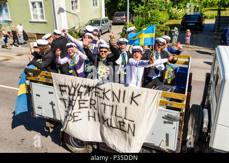 Ronneby, Suède - 15 juin 2018 : l'école secondaire supérieure le jour de graduation. Procession de véhicules parade dans les rues avec happy célébrant diplômés Banque D'Images
