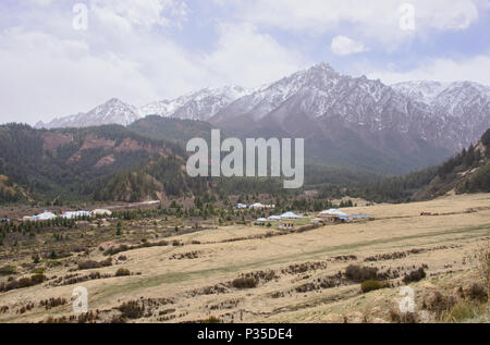 Vue de la montagnes Qilian de la mati Si Temples, Gansu, Chine Banque D'Images