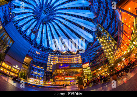 Berlin, Allemagne, 13 mai 2016 : les personnes ayant une promenade sous les couleurs changeantes du Sony Center building complexe à la Potsdamer Platz Banque D'Images