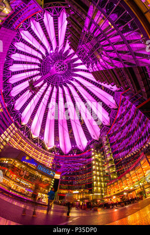 Berlin, Allemagne, 13 mai 2016 : les personnes ayant une promenade sous les couleurs changeantes du Sony Center building complexe à la Potsdamer Platz Banque D'Images