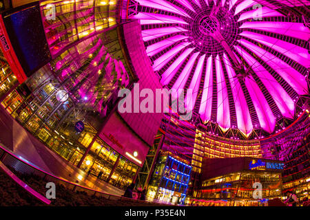 Berlin, Allemagne, 13 mai 2016 : les personnes ayant une promenade sous les couleurs changeantes du Sony Center building complexe à la Potsdamer Platz Banque D'Images