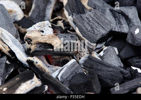 Close-up Vue de dessus du charbon chaud dans un ciel lumineux grill. Résumé Contexte de charbon, la texture ou le papier peint avec focus sélectif. Des charbons pour c Banque D'Images