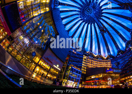 Berlin, Allemagne, 13 mai 2016 : les personnes ayant une promenade sous les couleurs changeantes du Sony Center building complexe à la Potsdamer Platz Banque D'Images