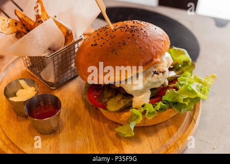 (300g) géant hamburger avec fromage, salade et frites, Banque D'Images