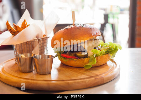 (300g) géant hamburger avec fromage, salade et frites, Banque D'Images