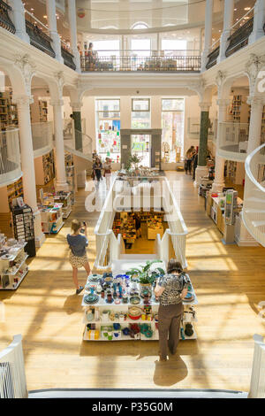 Bucarest, Roumanie - 12 juin 2018 : l'intérieur de la librairie Carturesti Carusel, situé dans le vieux centre-ville Oeiras - Buacharest Banque D'Images