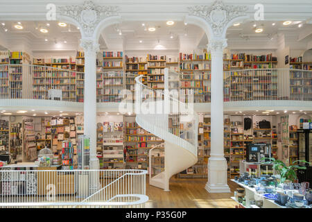 Bucarest, Roumanie - 12 juin 2018 : l'intérieur de la librairie Carturesti Carusel, situé dans le vieux centre-ville Oeiras - Buacharest Banque D'Images