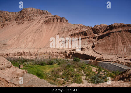 Spectre de couleurs flamboyantes dans les montagnes, Turpan, Xinjiang, Chine Banque D'Images